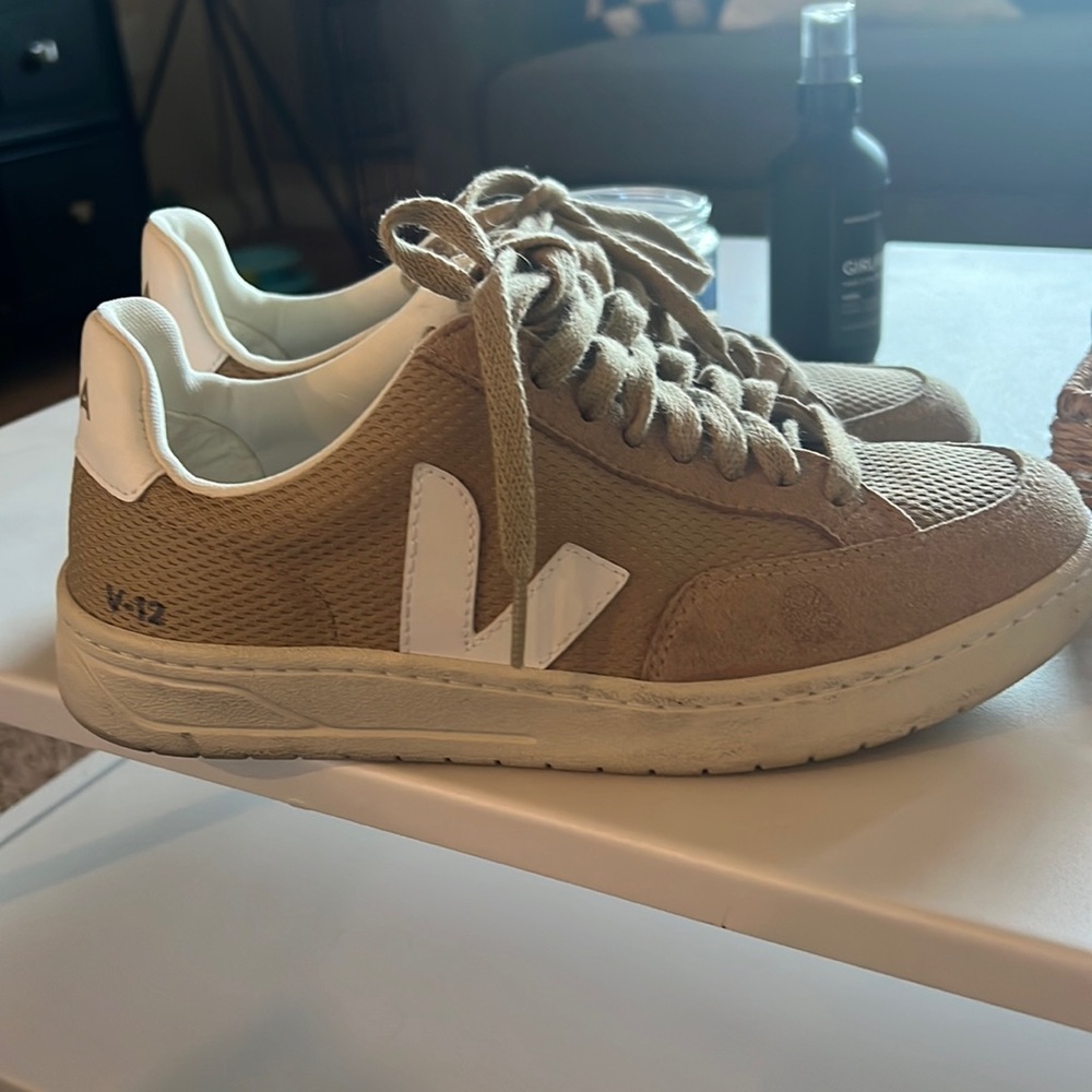 VEJA sneakers size 7 !! 🤎